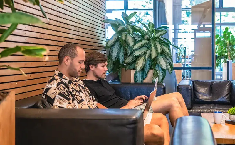 Kolleg:innen im Gespräch auf der Couch